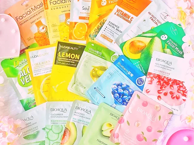 Variedad de mascarillas faciales en sobres de colores